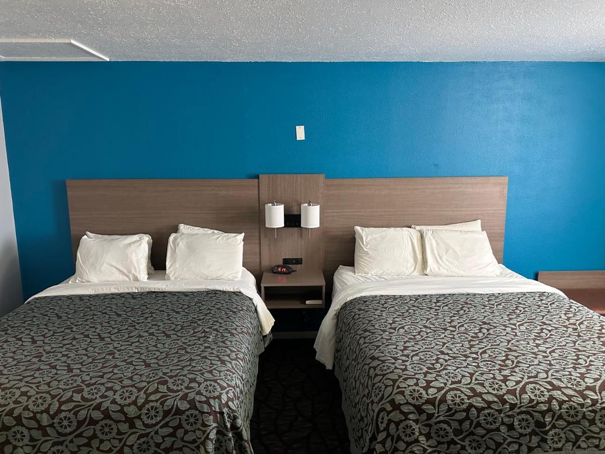 Baymont By Wyndham Manistee Hotel Ngoại thất bức ảnh