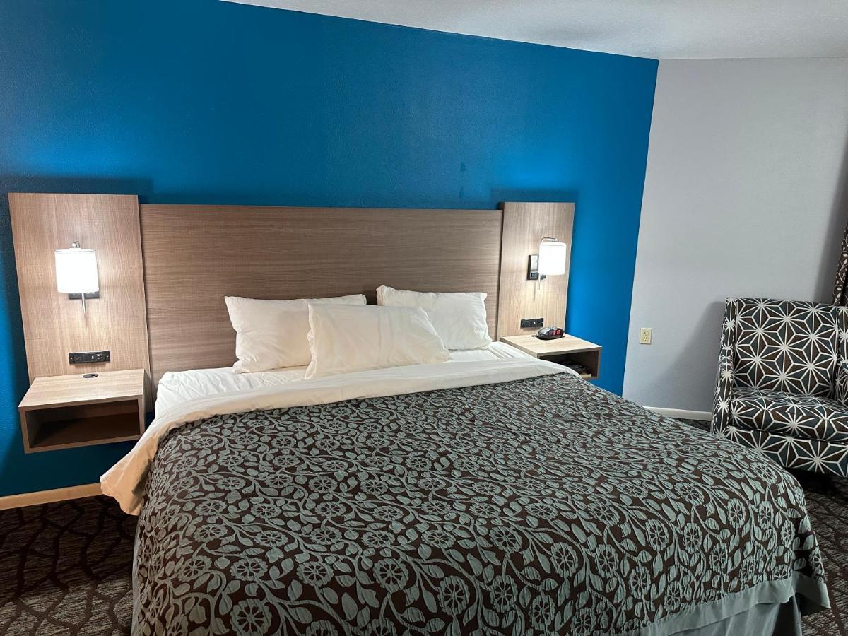 Baymont By Wyndham Manistee Hotel Ngoại thất bức ảnh