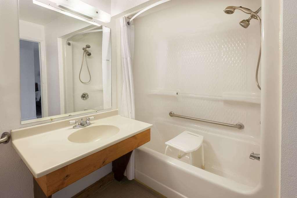 Baymont By Wyndham Manistee Hotel Ngoại thất bức ảnh